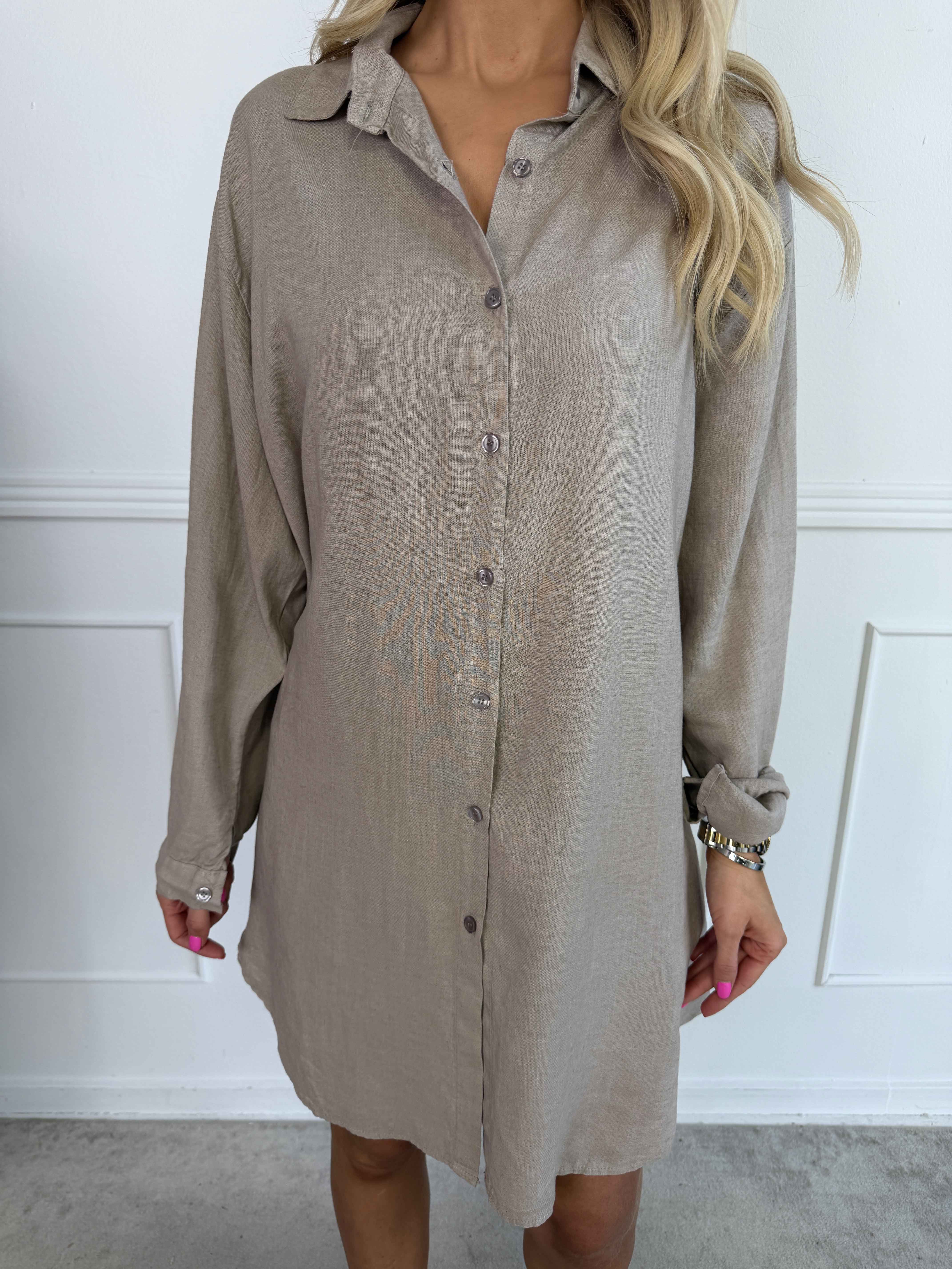 Clara Dress - Plus size skjortekjole i viskose og hør